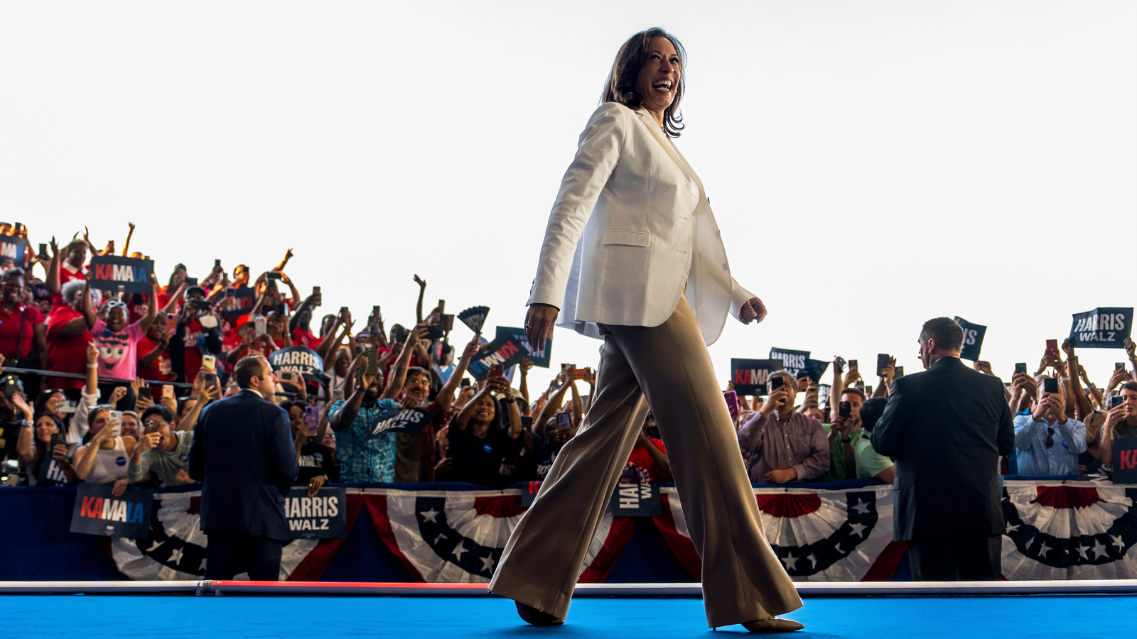 Donald Trump falsely claims Kamala Harris’ campaign used AI to alter photo of crowd size [Video]