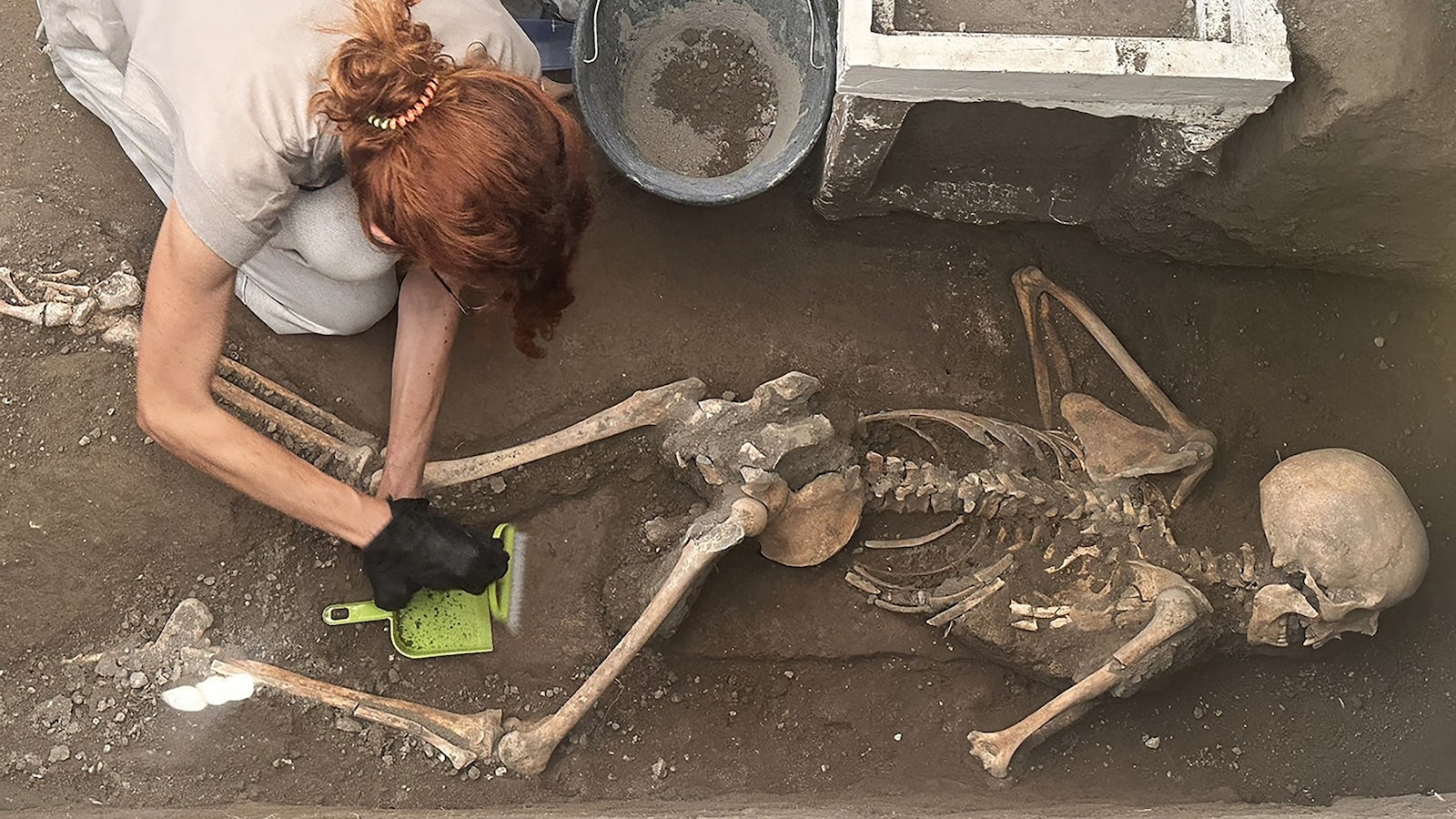 Pompeii archaeologists discover remains of 2 bodies with ‘cache of treasure’ [Video]