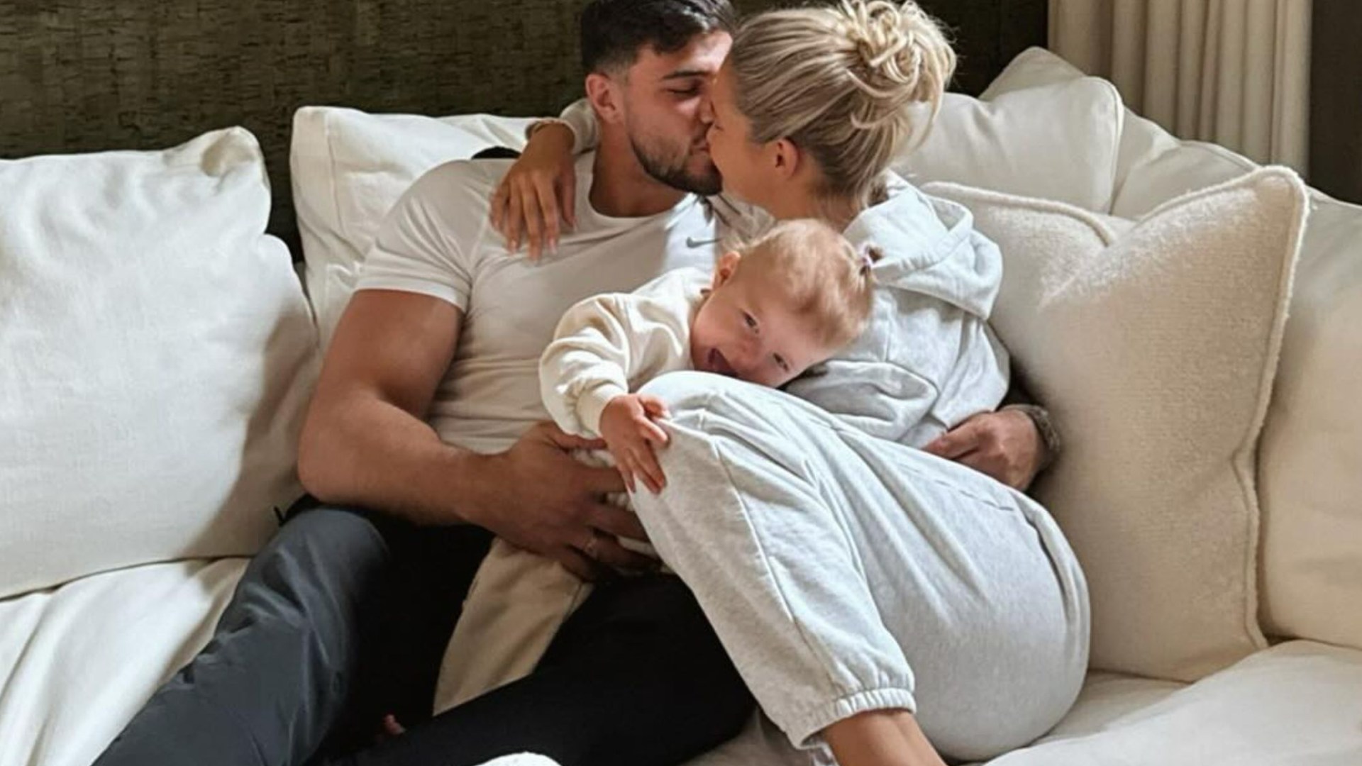 Four clues Tommy Fury and Molly-Mae Hague had split in secret from solo parenting swipe to ring clue [Video]