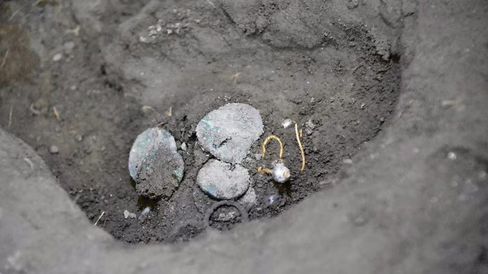 Pompeii archaeologists discover remains of 2 bodies with ‘cache of treasure’ [Video]