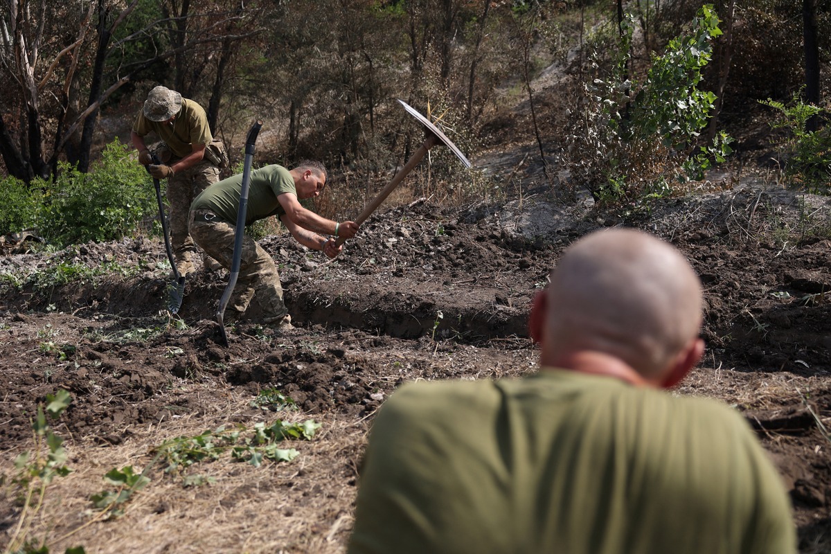 Russians Bombarded With Trench-Digging Job Ads [Video]