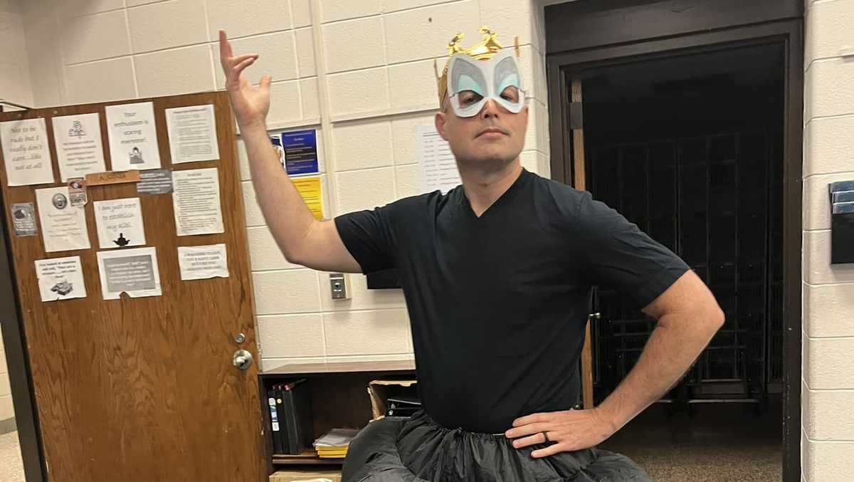 Who knows what will come next!: Jefferson Middle School band director dresses up for morning car line [Video]