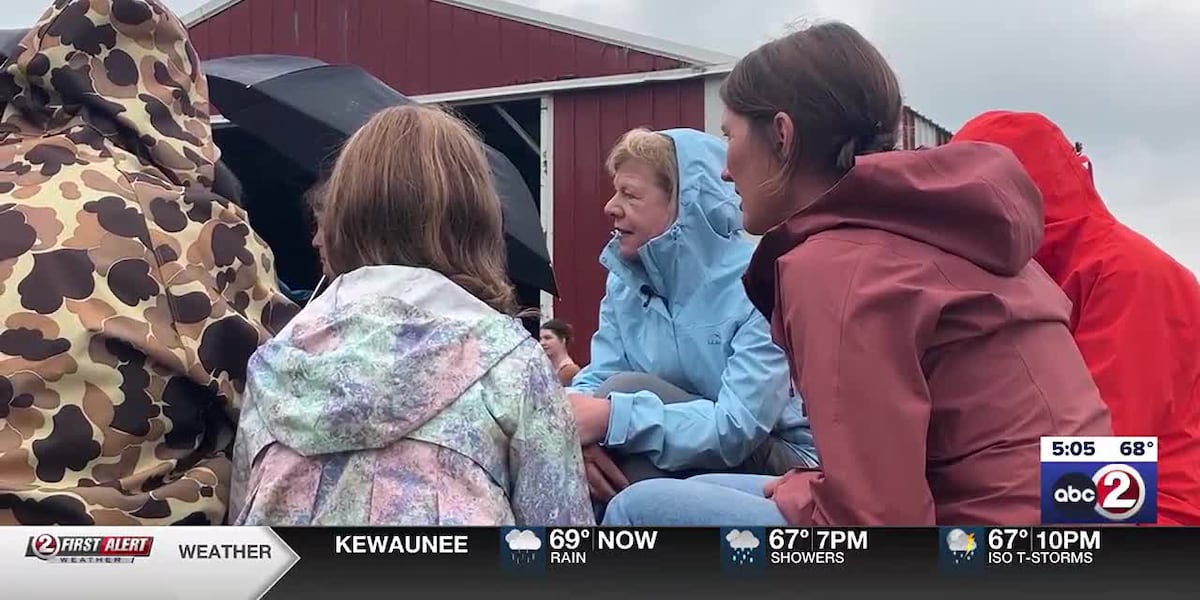 Sen. Tammy Baldwin speaks with farmers in Weyauwega [Video]