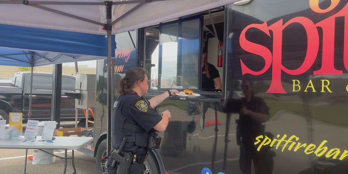 First responders receive a free lunch as a thank you from community members [Video]