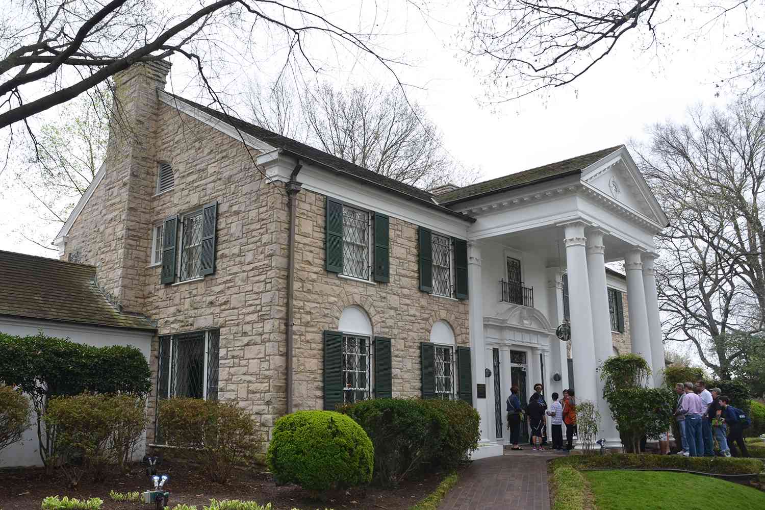 Missouri Woman Arrested and Charged in Scheme to Sell Elvis Presley’s Graceland [Video]