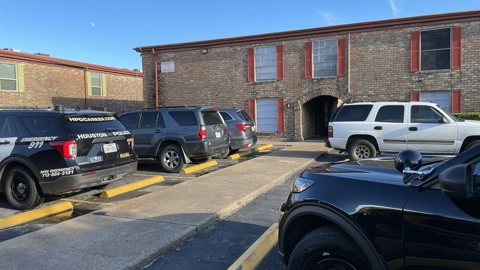 Woman found dead inside apartment on Houston’s north side on Sunnyside Street; person who may be suspect detained, HPD says [Video]