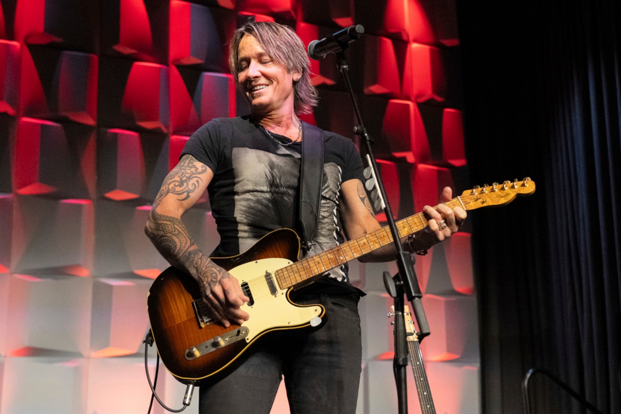 Keith Urban shocks Alabama Buc-ees with surprise show: its gonna be a blast [Video]