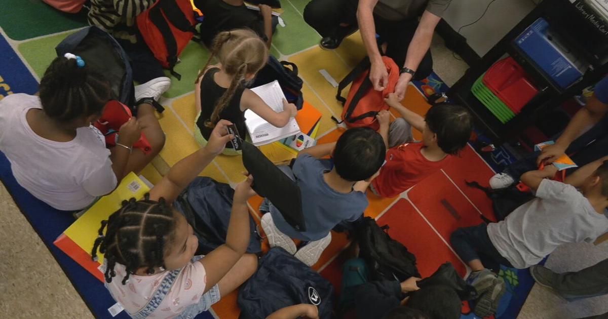 Hundreds of backpacks, supplies gifted to students at JCPS elementary school | News from WDRB [Video]