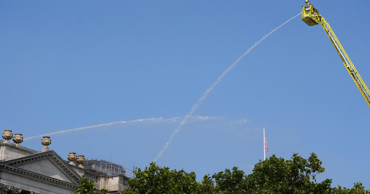 Fire breaks out in London’s Somerset House, home to works by Van Gogh, Monet [Video]