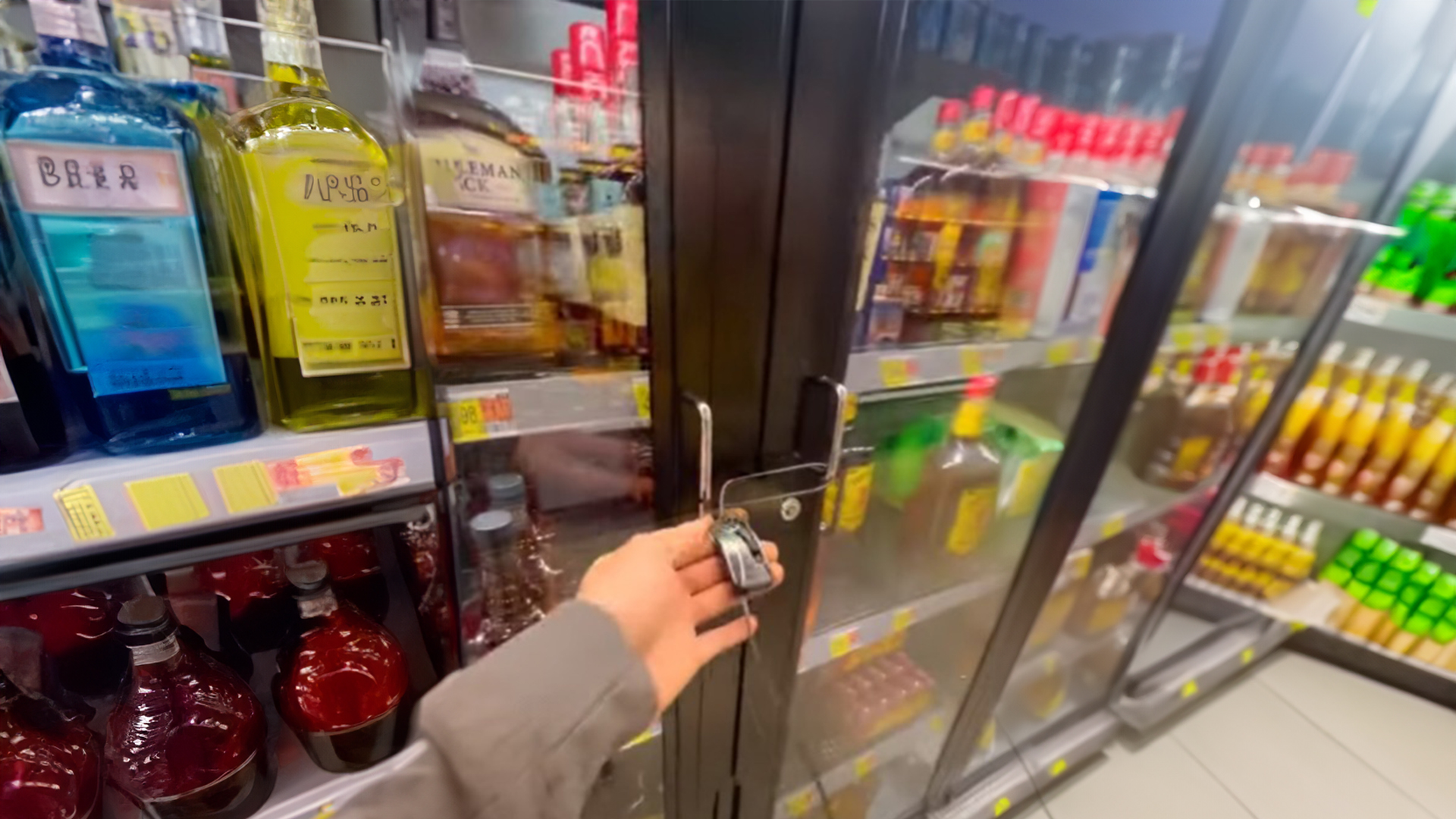 Walmart shopper ‘walks out without buying anything’ after finding common drink locked up – punishing customers ‘is lazy’ [Video]