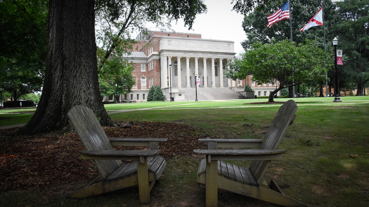 University of Alabama program pushes professors to embrace AI [Video]