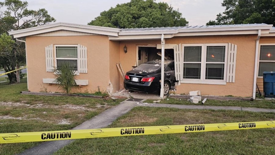 Driver returns to crash site, asks for forgiveness after car goes through Spring Hill home [Video]