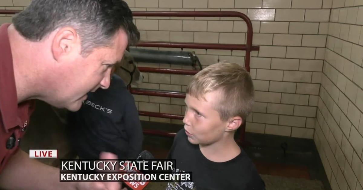 Keith Kaiser talks with two brothers as they get their dairy cow ready at the Kentucky State Fair | [Video]