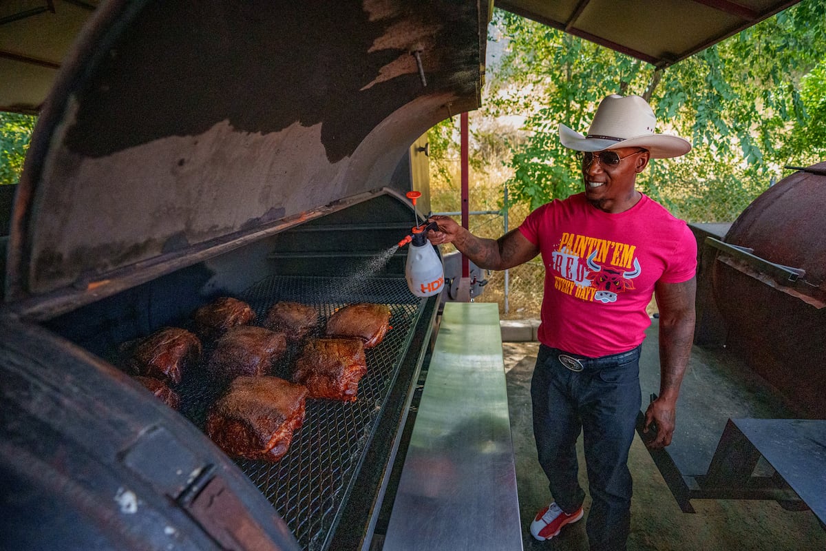 Les Rhodes Jr.’s barbecue went viral. Now you can try it in Utah. [Video]