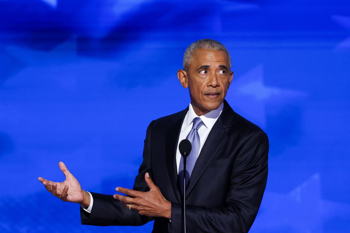 Social media goes wild for Obamas hand gesture innuendo while talking Trumps crowd sizes [Video]