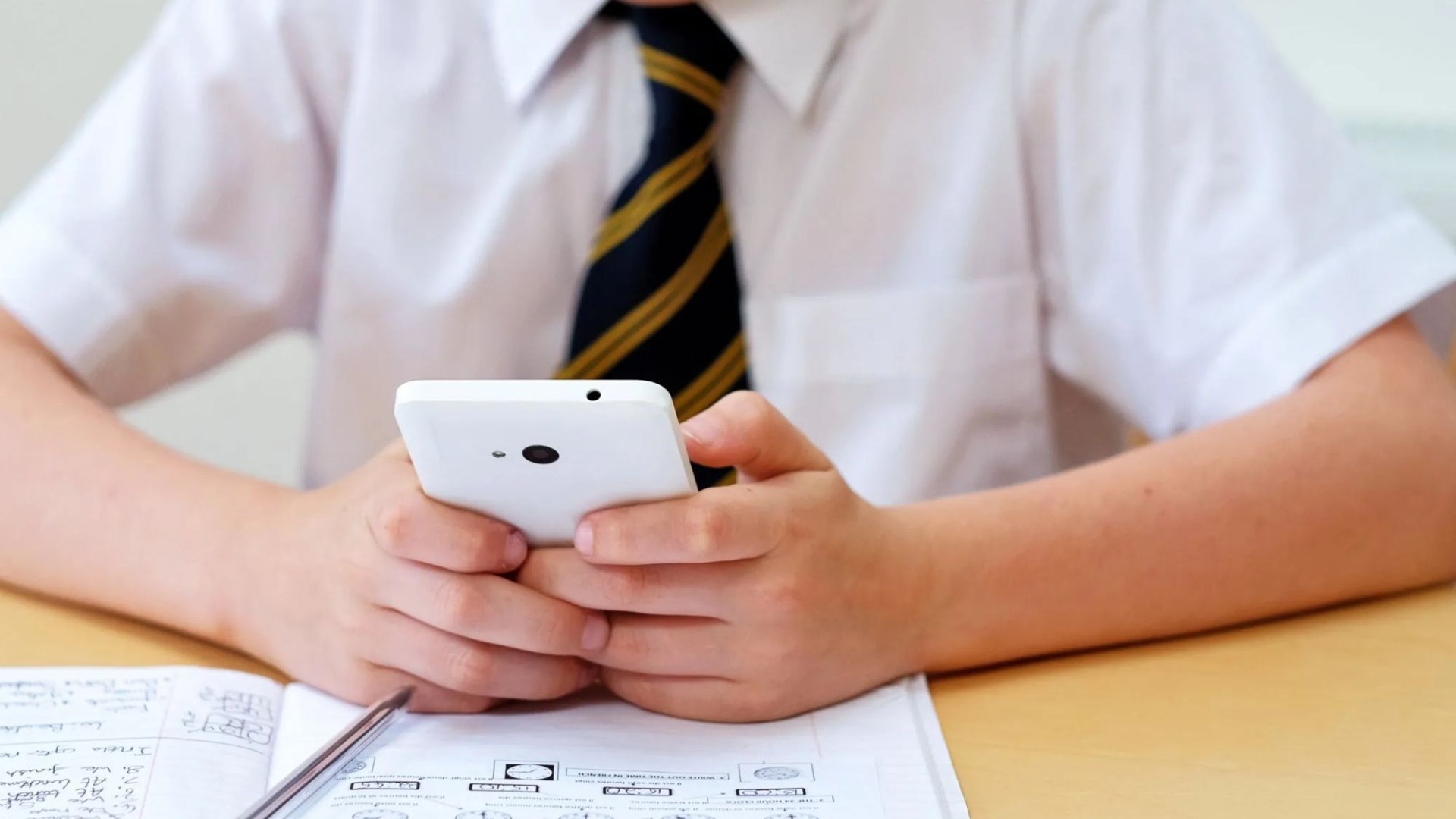 Mobile phone ban plan for ALL schools as Govt wants ‘culture of non-acceptance’ on devices amid cyberbullying fears [Video]