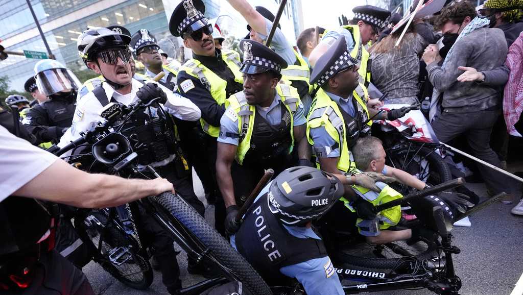 Pro-Palestinian protesters clash with police near Chicago’s Israeli consulate on second night of DNC [Video]