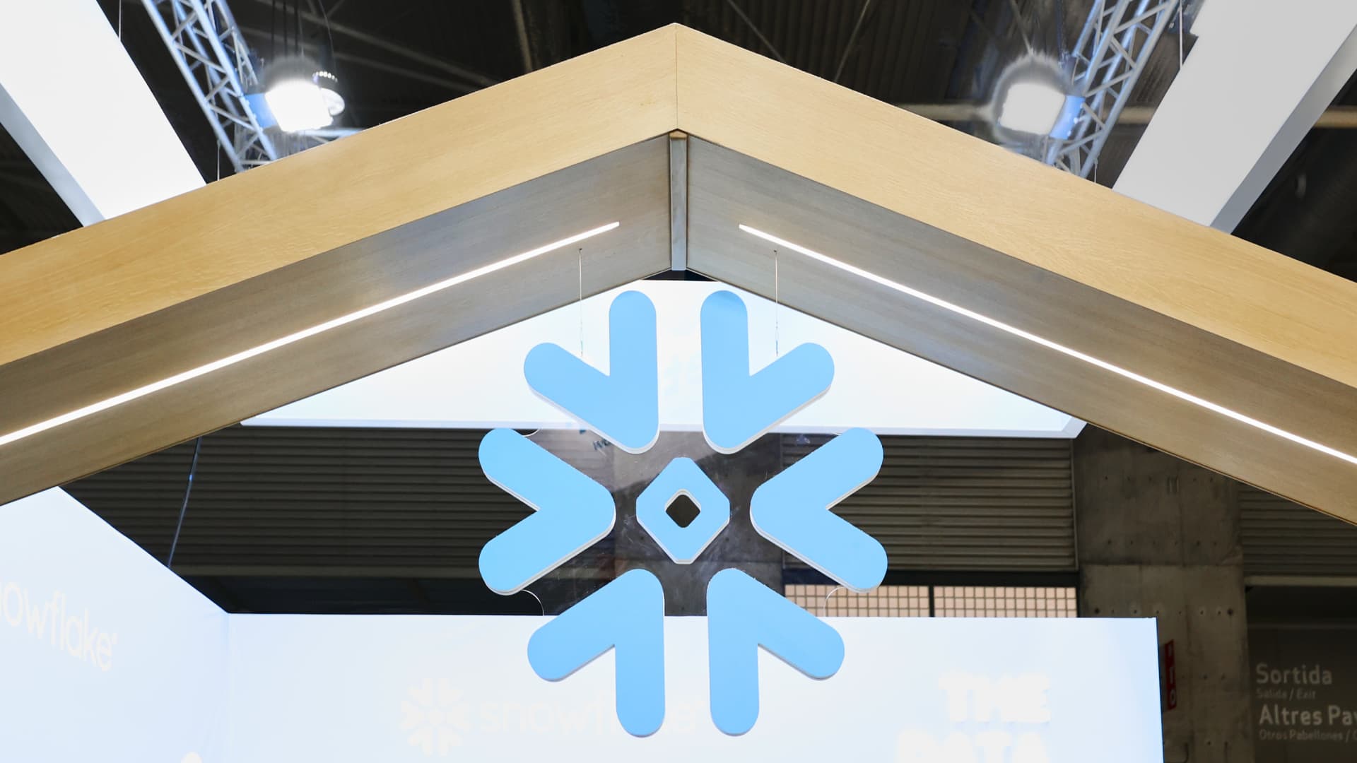 Snowflake raises annual product revenue forecast, increases share buyback amount [Video]