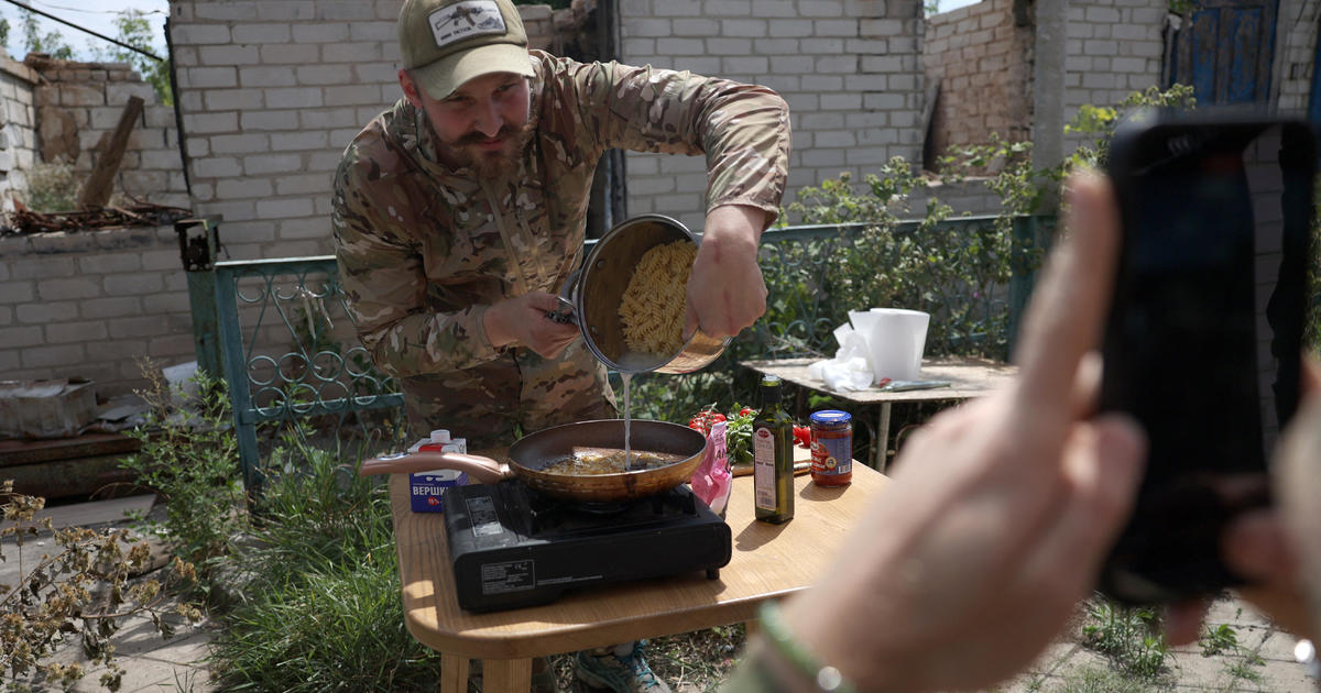 Meet Ukraine’s “cook from the hell of war” mending spirits with a social media blend of cuisine and conflict [Video]