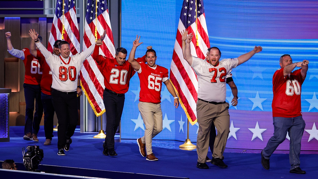 Social media calls out Tim Walz coaching history after former players take center stage at DNC [Video]