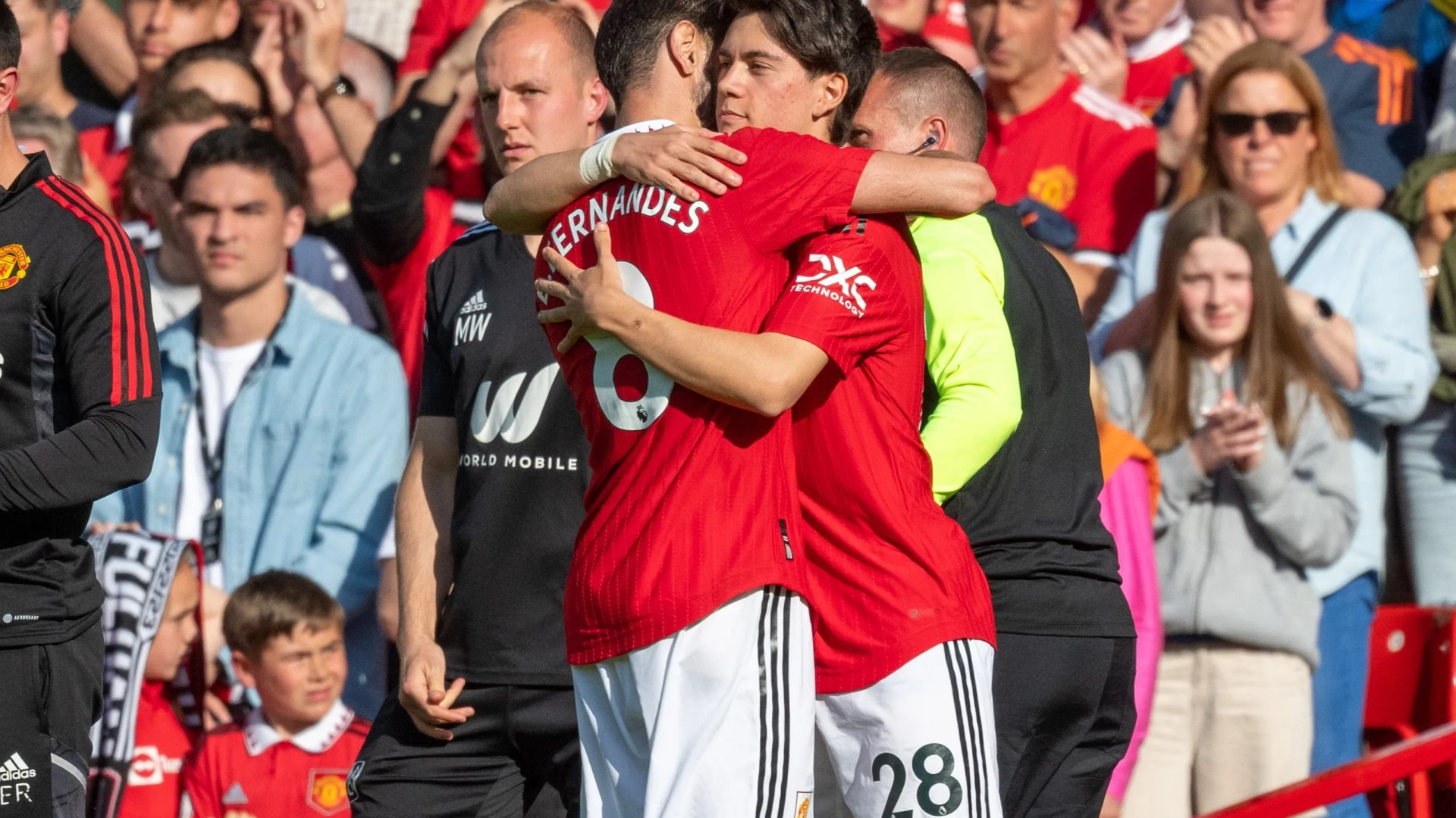 Bruno Fernandes hailed as ‘definition of a captain’ for message he sent outgoing Man Utd star Facundo Pellistri [Video]