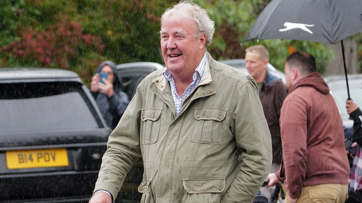 Clarkson arrives as his pub The Farmer’s Dog opens for its second day – with fans queuing for 90 minutes in the rain to get in and staff already advertising for reinforcements [Video]