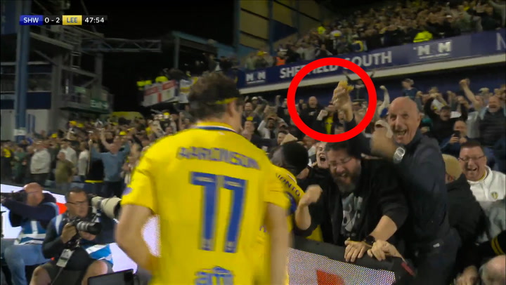 Leeds fan tries to save burger celebrating win over Sheffield Wednesda | Sport [Video]