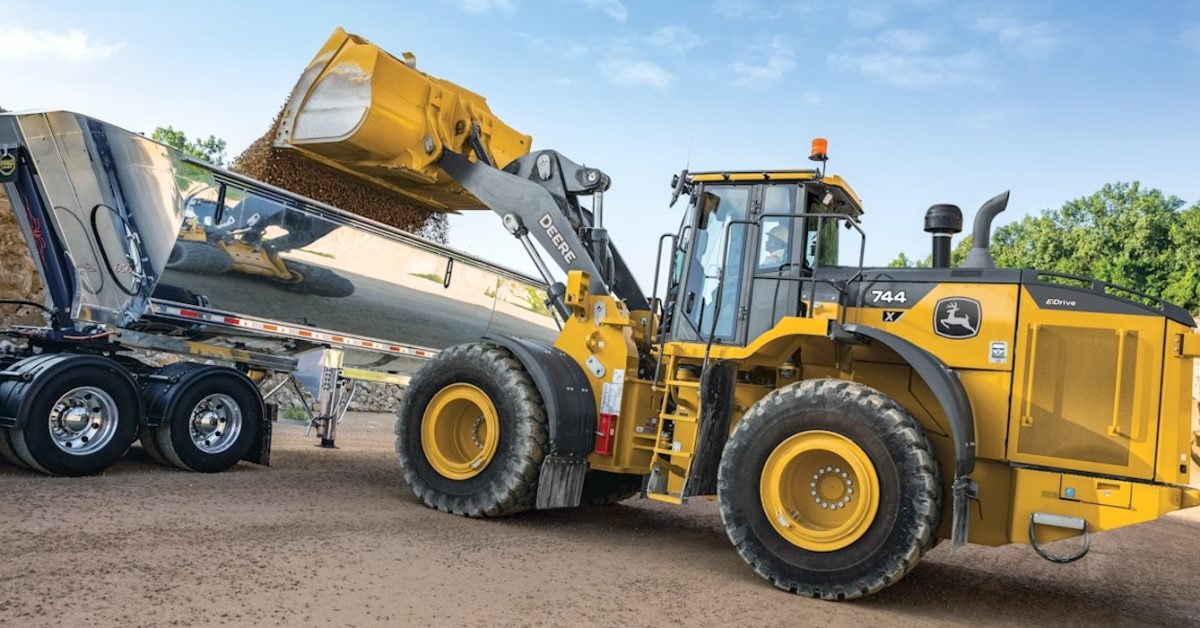 Deere 744 and 824 X-Tier wheel loaders [Video]