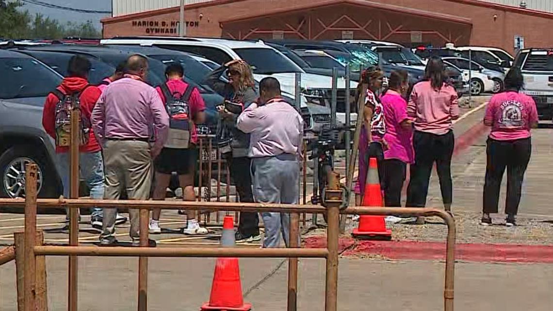 Beeville students wear pink in memory of baby who died Wednesday [Video]