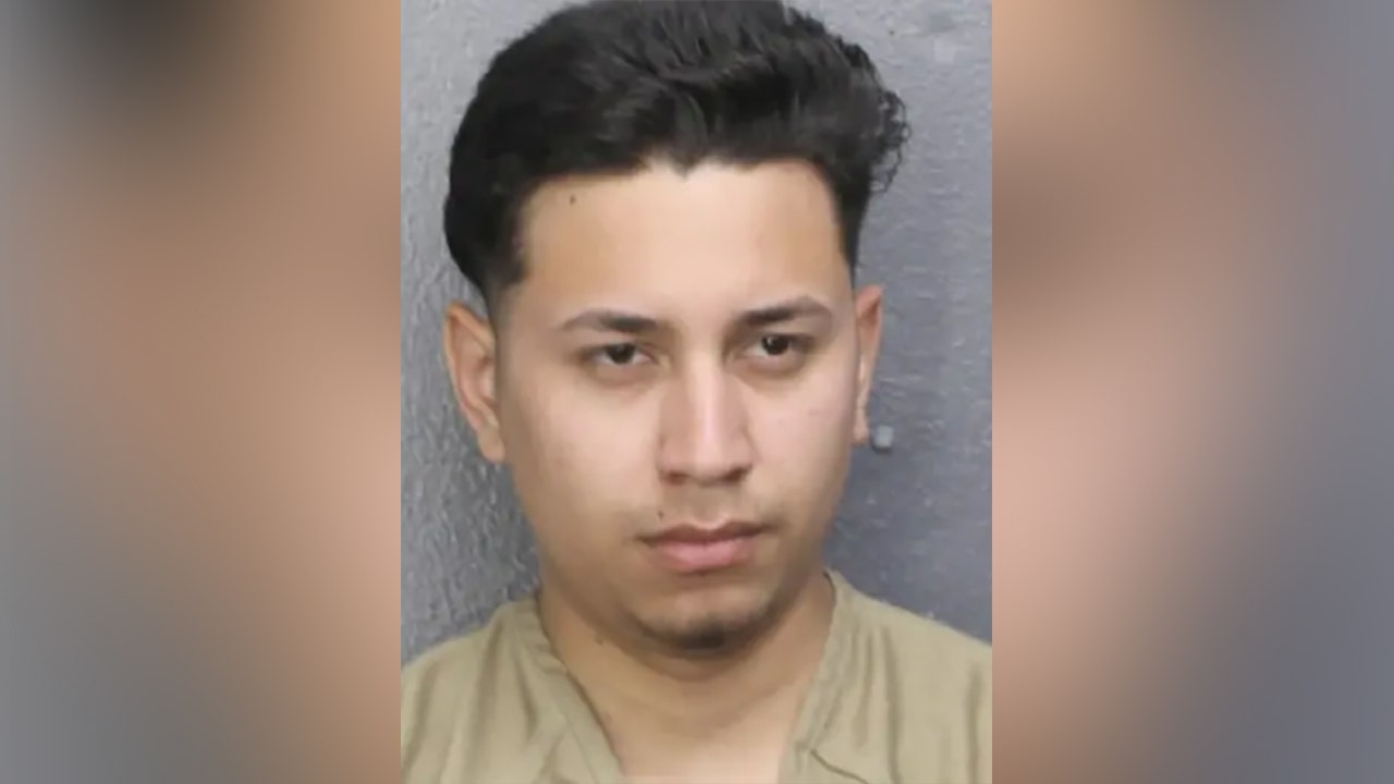 Texas man allegedly kidnapped rideshare driver, forced to drive 1,000 miles to Miami: authorities [Video]