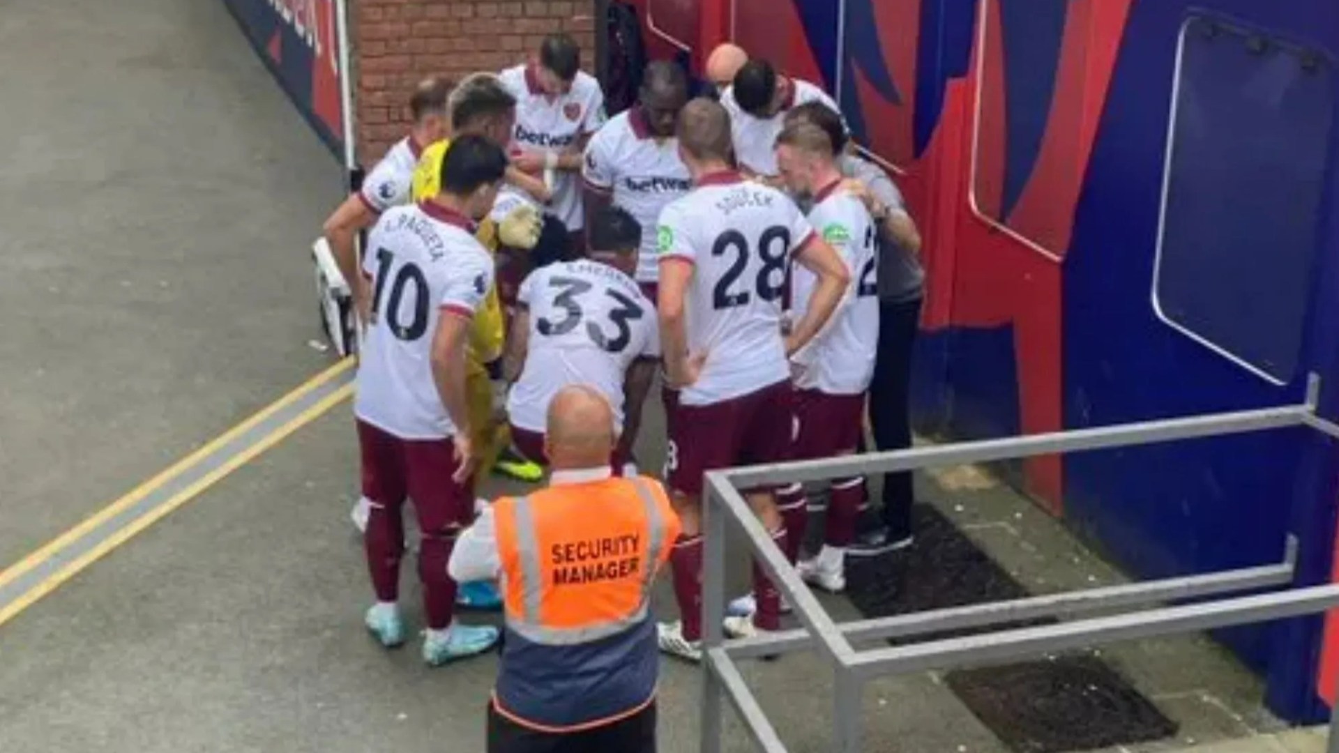 Premier League club hold bizarre team talk OUTSIDE of dressing room – and fans want them to do it every week [Video]