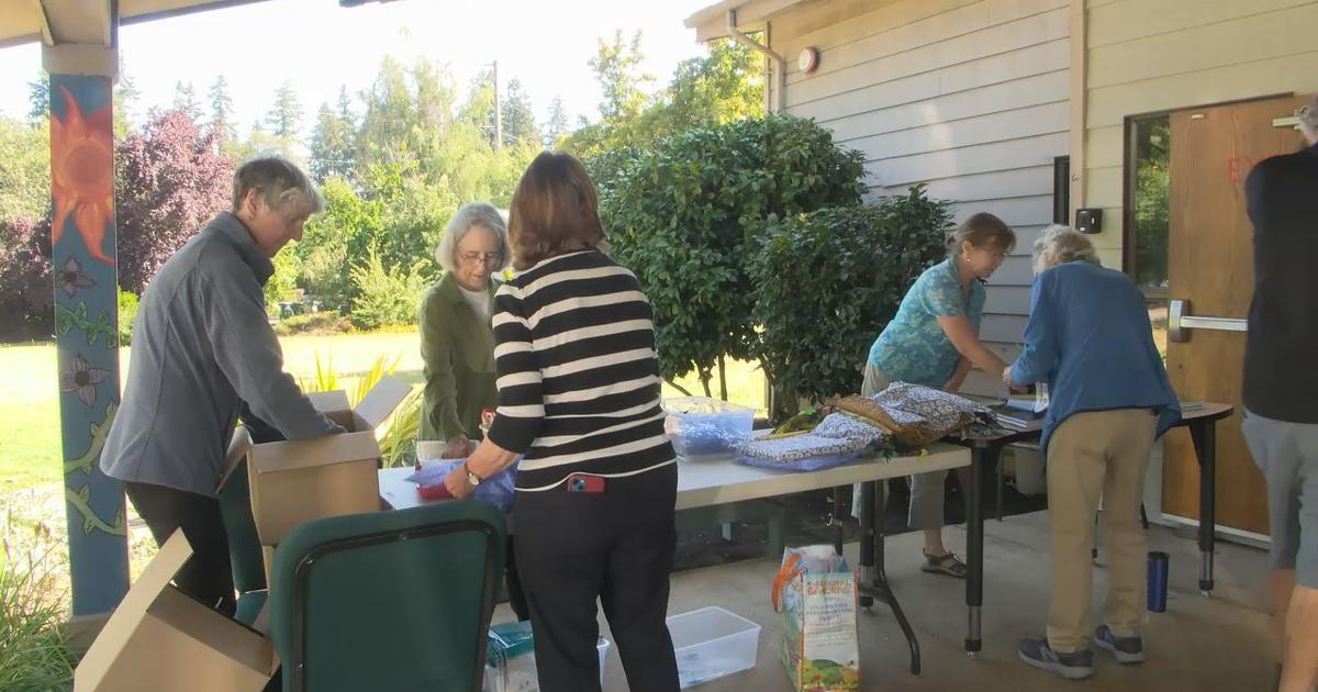 Dozens help at Eugene church to send school supplies to refugee children | News [Video]