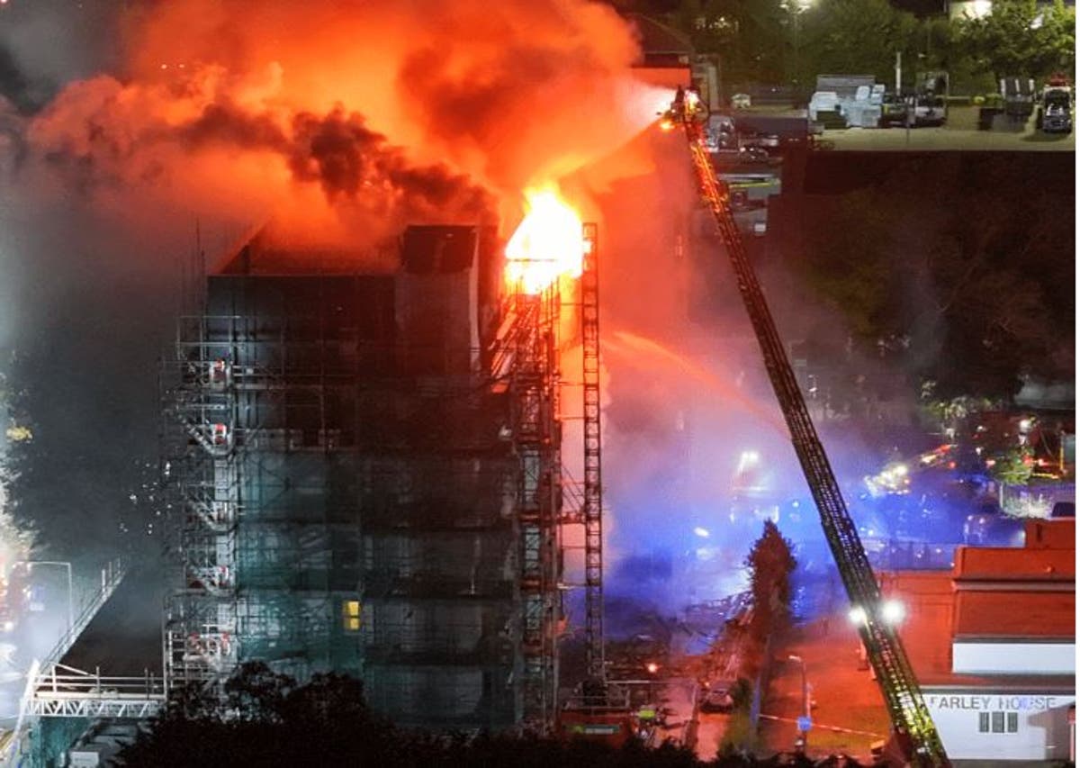 Watch: Huge fire rips through block of in east London [Video]