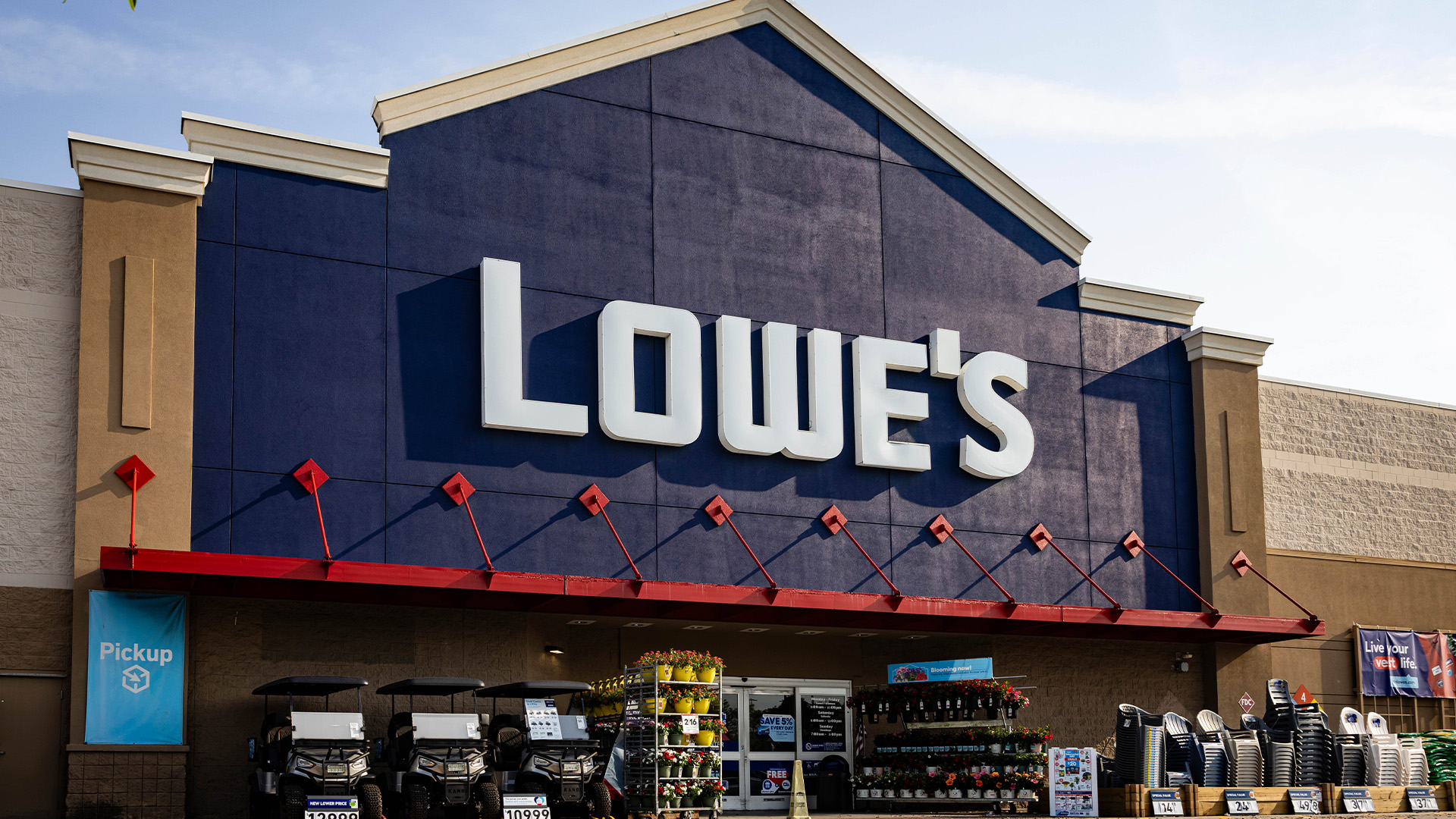 Lowe’s shopper ditches cart and walks out after ‘being forced to stand in self-checkout line’ & vows to boycott chain [Video]