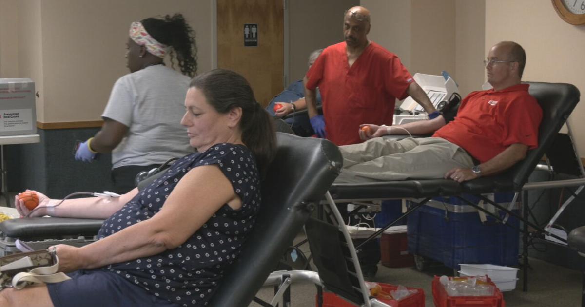 Clarksville Police edge out firefighters in annual ‘Battle of the Badges’ blood drive | Local News [Video]