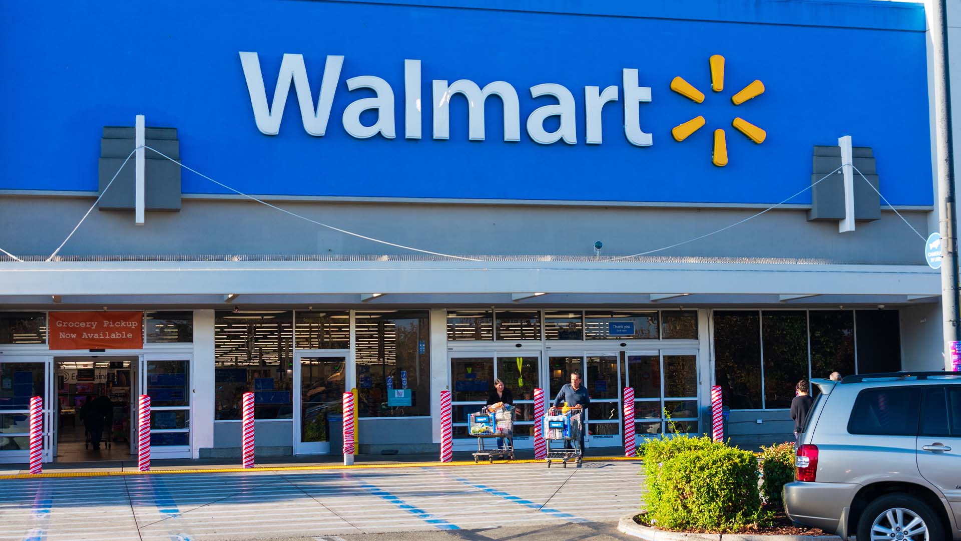 Walmart shopper leaves whole cart behind after ‘waiting 30 mins’ just to buy soap – worker’s behavior sent her to Target [Video]