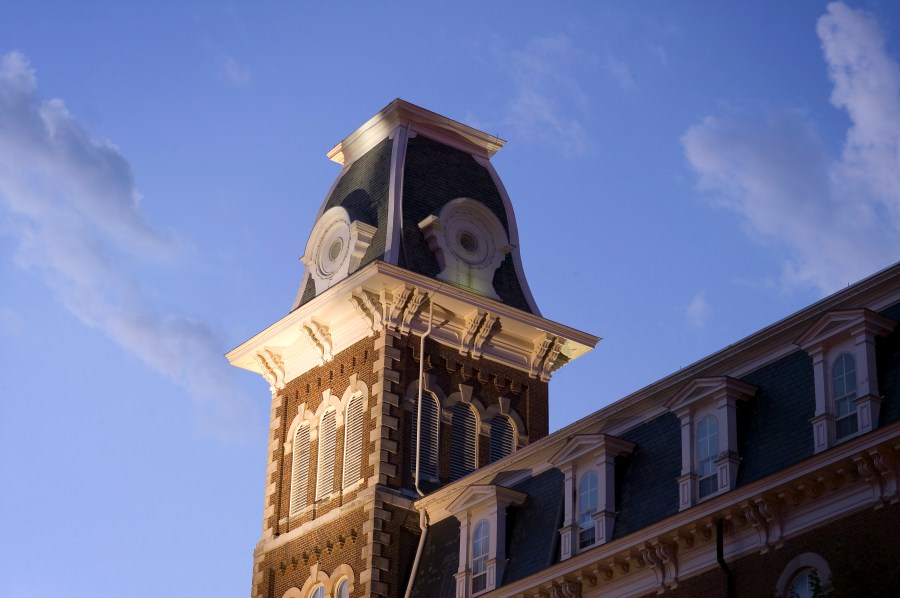 University of Arkansas journalism students receive pre-election training [Video]