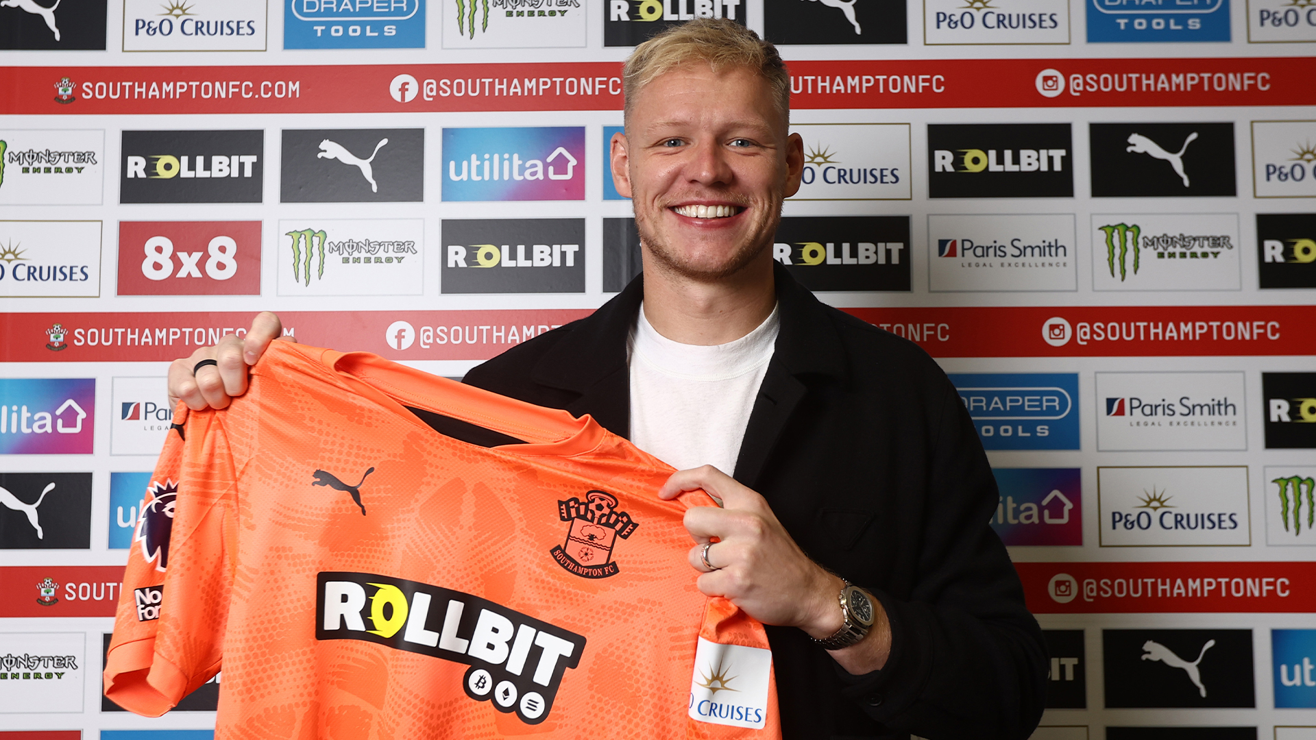 Aaron Ramsdale DRESSES UP to announce transfer to Southampton from Arsenal as fans hail it as ‘absolutely class’ [Video]