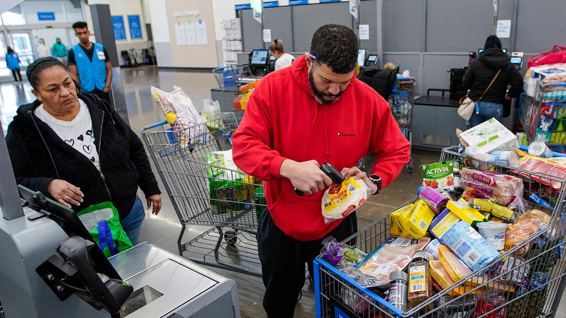 Walmart customer says she’s ‘shopping out of town’ after facing ‘scolding’ at self-checkout – new rule ruined experience [Video]