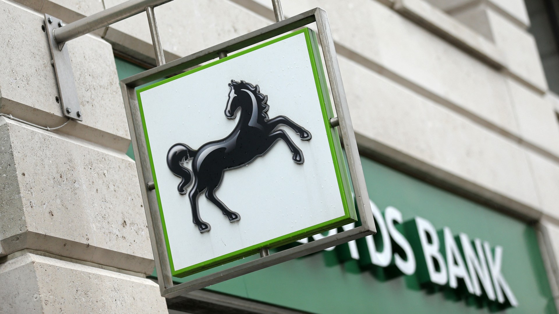 Lloyds and Virgin Money online banking went down leaving customers unable to view transactions [Video]