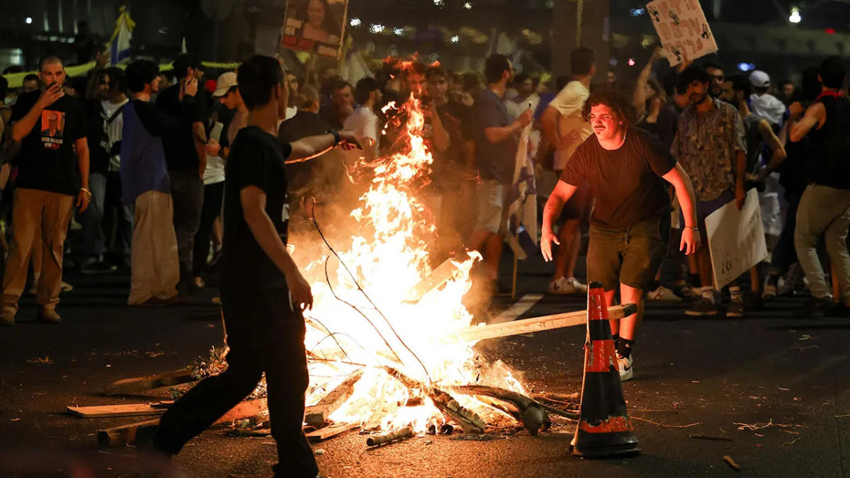 Biden, Harris to meet with US hostage deal negotiating team as major protests erupt in Israel [Video]