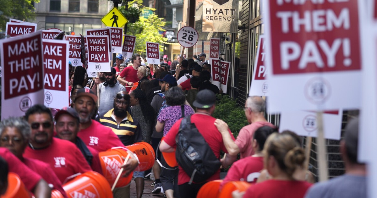 10,000 hotel workers from Hilton, Marriott, Hyatt strike over Labor Day weekend [Video]