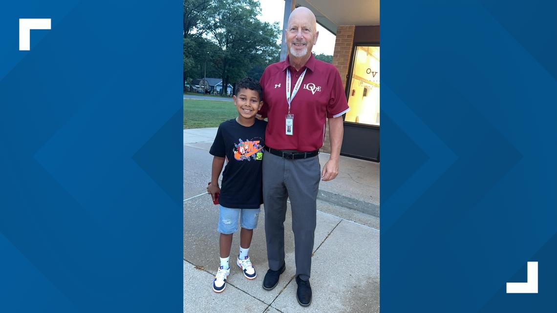 Muskegon superintendent continues school picture tradition [Video]