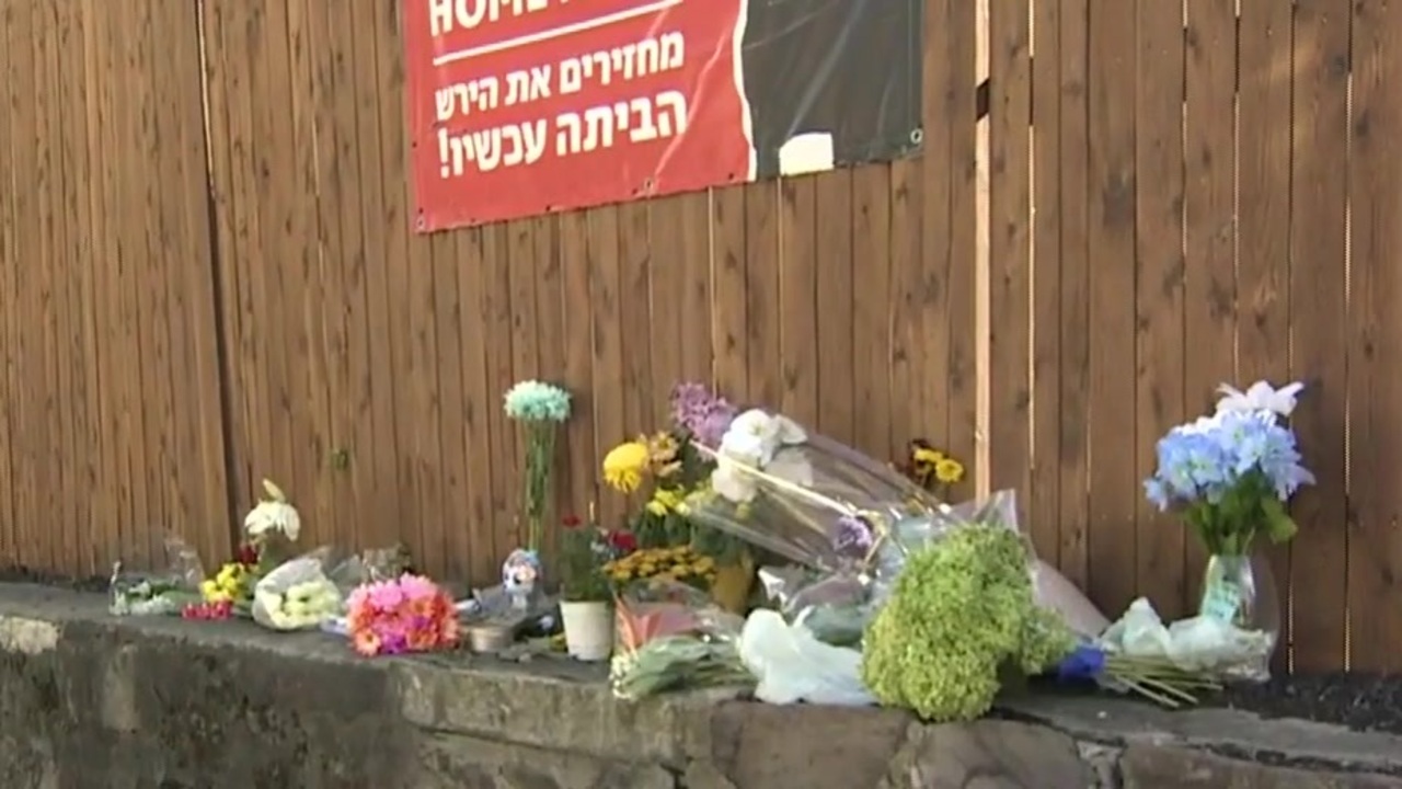 Growing memorial in Brookline pays tribute to Hersh Goldberg-Polin, one of six hostages recently killed in Gaza – Boston News, Weather, Sports [Video]