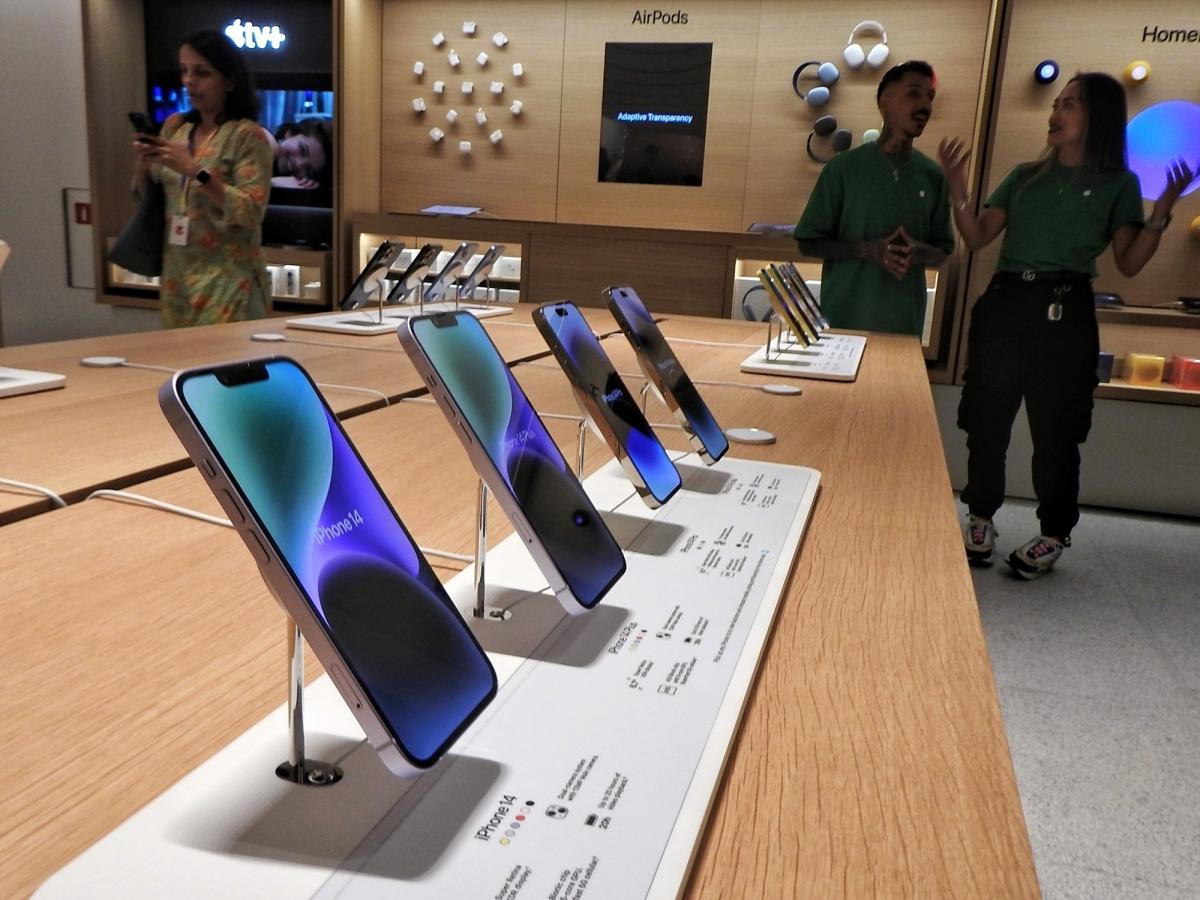 Sale of smartphones worth Rs 1 lakh and above surge in India [Video]