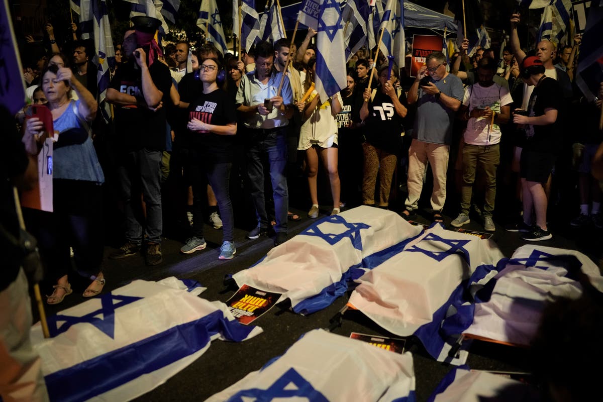 Israel: Protesters carry coffins outside Netanyahu’s house as PM asks for ‘forgiveness’ over hostage deaths [Video]