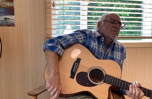 Jimmy Buffett’s Daughter Posts Unreleased Video Of Him Singing At Home 1 Year After His Death