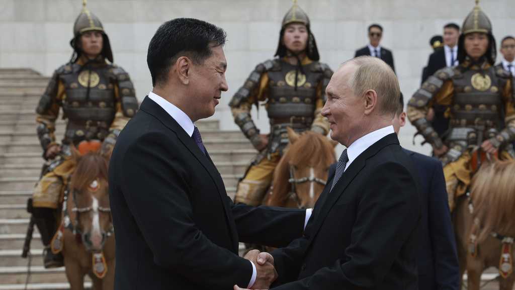 Mongolia ignores an international warrant for Putin’s arrest, giving him a red-carpet welcome [Video]