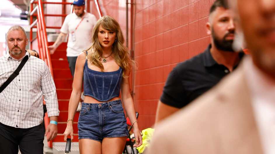 Taylor Swift shows up at Arrowhead Stadium to watch Travis Kelce, Chiefs face Ravens in NFL opener [Video]