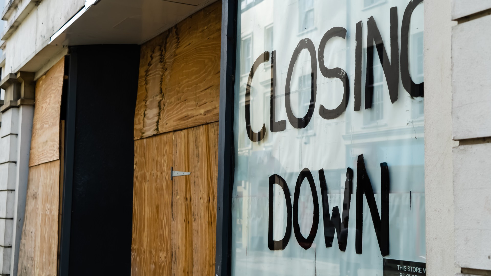 ‘What a shame!’ blast shoppers as iconic high street retailer closes much-loved branch after 27 years [Video]